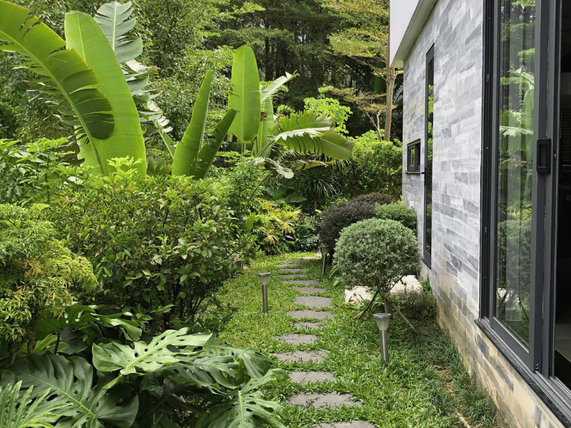 Sân vườn là nơi gia đình nghỉ ngơi, thư giãn sau những giờ làm việc căng thẳng. Khi được trang trí bằng đá mỹ nghệ, không gian này sẽ trở nên sinh động và có chiều sâu hơn