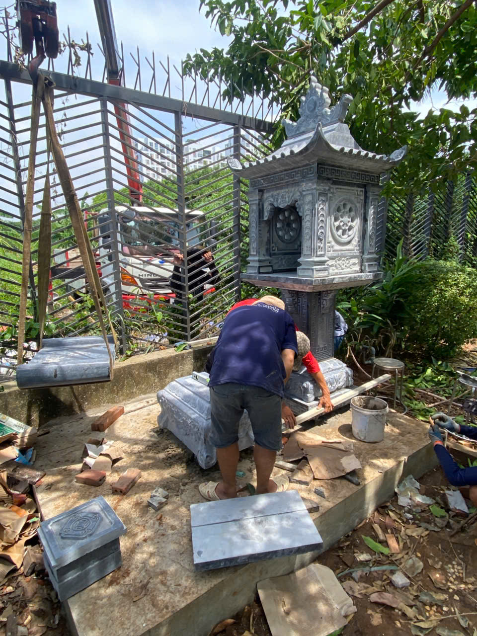 Mỗi cơ sở đá mỹ nghệ có đội ngũ thợ, quy trình sản xuất và chất lượng sản phẩm khác nhau. Những đơn vị có đội ngũ nghệ nhân giàu kinh nghiệm thường tạo ra sản phẩm có đường nét cân đối, hoa văn sắc nét và độ hoàn thiện cao