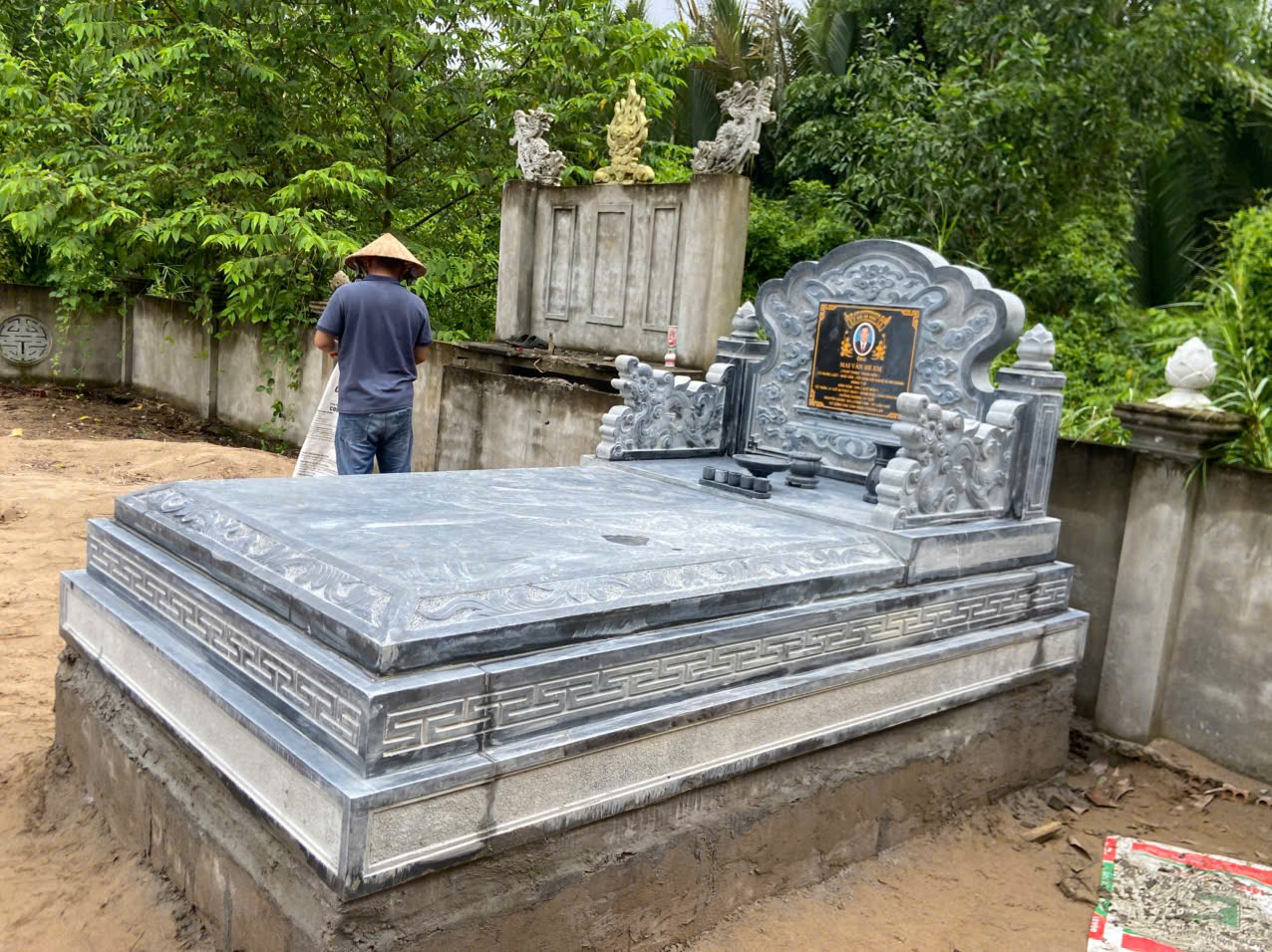 Để hoàn thiện một mẫu mộ đá mỹ nghệ, người thợ phải trải qua nhiều công đoạn từ lựa chọn đá, cắt tạo phôi, tạo hình, chạm khắc hoa văn cho đến mài nhẵn và hoàn thiện bề mặt