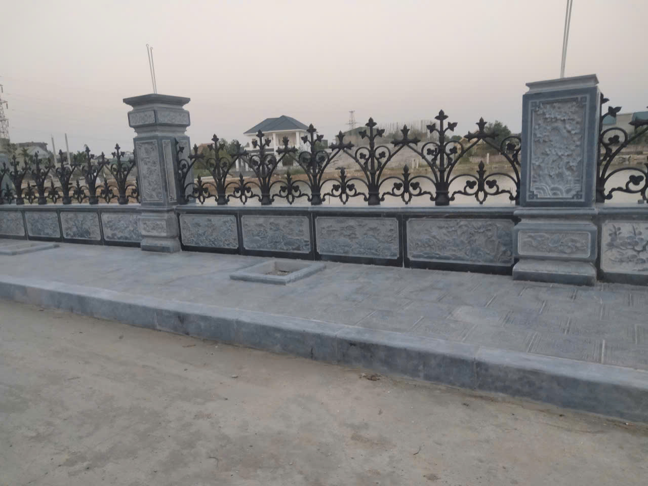 Với sự phát triển của ngành đá mỹ nghệ, ngày càng có nhiều mẫu hàng rào đá được thiết kế đẹp mắt, đa dạng về kiểu dáng và phù hợp với nhiều loại công trình khác nhau