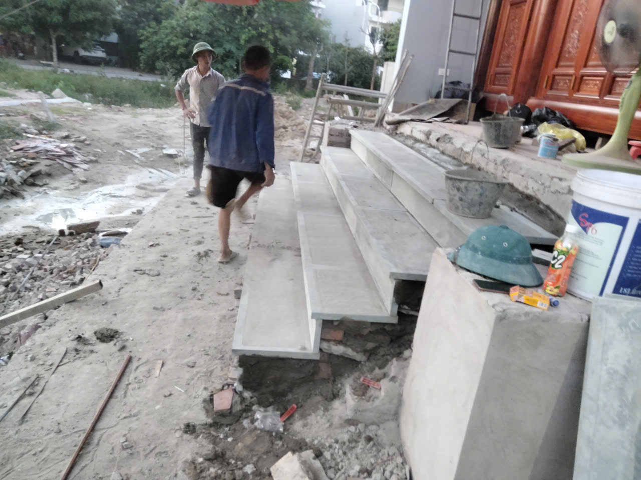 Tiếp theo là giai đoạn chế tác các cấu kiện đá tại xưởng bằng máy móc hiện đại kết hợp với kỹ thuật chạm khắc thủ công của nghệ nhân. Sau khi hoàn thiện, các cấu kiện được vận chuyển đến công trình để lắp đặt theo đúng bản vẽ kỹ thuật