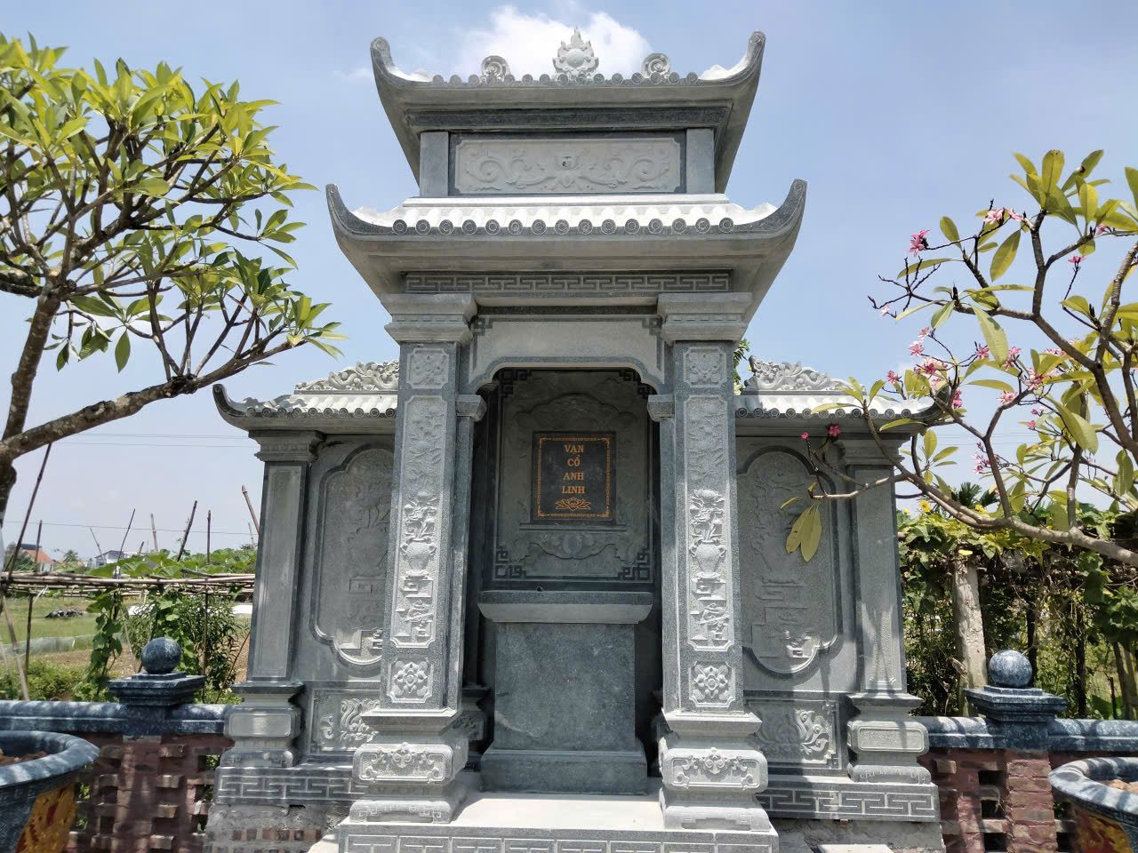 Xây lăng mộ đá không chỉ là việc tạo dựng nơi an nghỉ bền vững cho người đã khuất mà còn thể hiện lòng biết ơn, sự hiếu kính của con cháu đối với tổ tiên