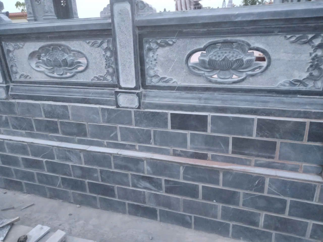 Xây hàng rào đá là một trong những hạng mục quan trọng trong các công trình tâm linh, nhà thờ họ, đình chùa, khu lăng mộ và biệt thự sân vườn
