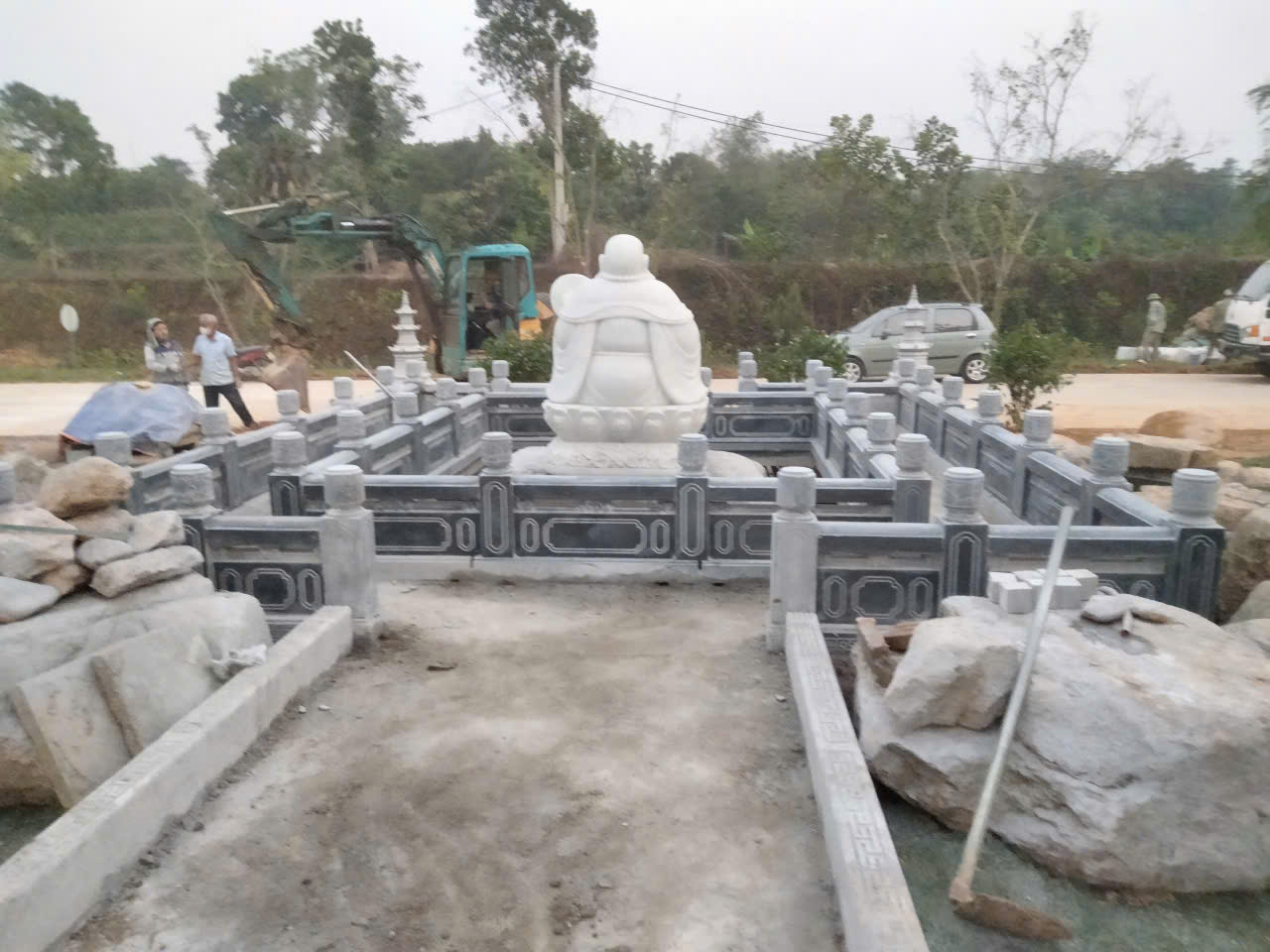 Điểm đặc biệt đầu tiên của đá mỹ nghệ nằm ở chính chất liệu. Đá tự nhiên có màu sắc, đường vân và kết cấu riêng biệt, gần như không có hai khối đá hoàn toàn giống nhau