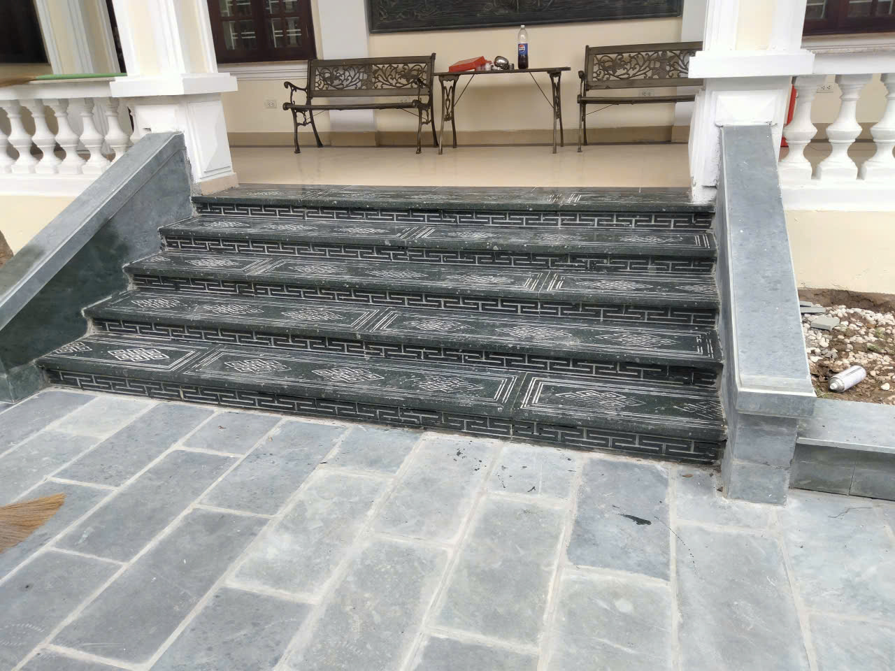 Trải qua nhiều thế hệ, những sản phẩm được chế tác từ đá tự nhiên như tượng đá, lăng mộ đá, bàn ghế đá, cổng đá, lan can đá hay các hạng mục trang trí sân vườn vẫn giữ được sức hút riêng