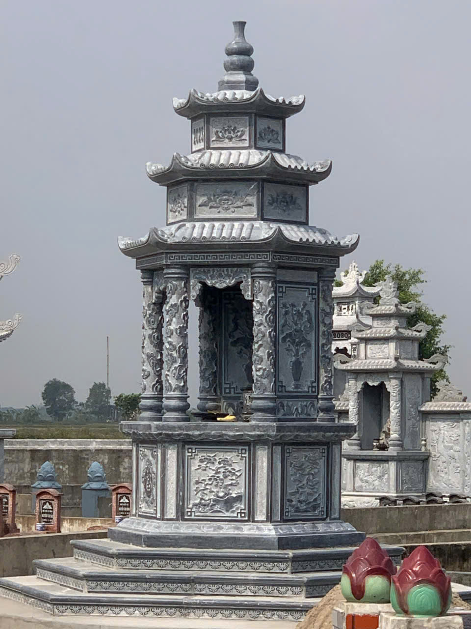 Đá mỹ nghệ không bao giờ “lỗi mốt” bởi giá trị của nó không phụ thuộc hoàn toàn vào xu hướng. Vẻ đẹp tự nhiên, độ bền cao, tính nghệ thuật, giá trị văn hóa và khả năng thích nghi với nhiều phong cách kiến trúc chính là những yếu tố giúp đá mỹ nghệ trường tồn theo thời gian