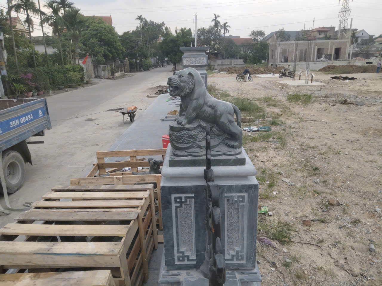 Mỗi loại đều có đặc điểm riêng nhưng đều hướng đến sự bền chắc, hài hòa với tổng thể công trình và tạo nên vẻ đẹp sang trọng cho không gian