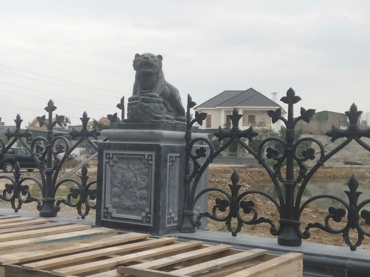 Các cơ sở đá mỹ nghệ hiện nay có thể chế tác hàng rào theo nhiều phong cách khác nhau, từ đơn giản, hiện đại đến cổ điển với những đường nét chạm khắc cầu kỳ