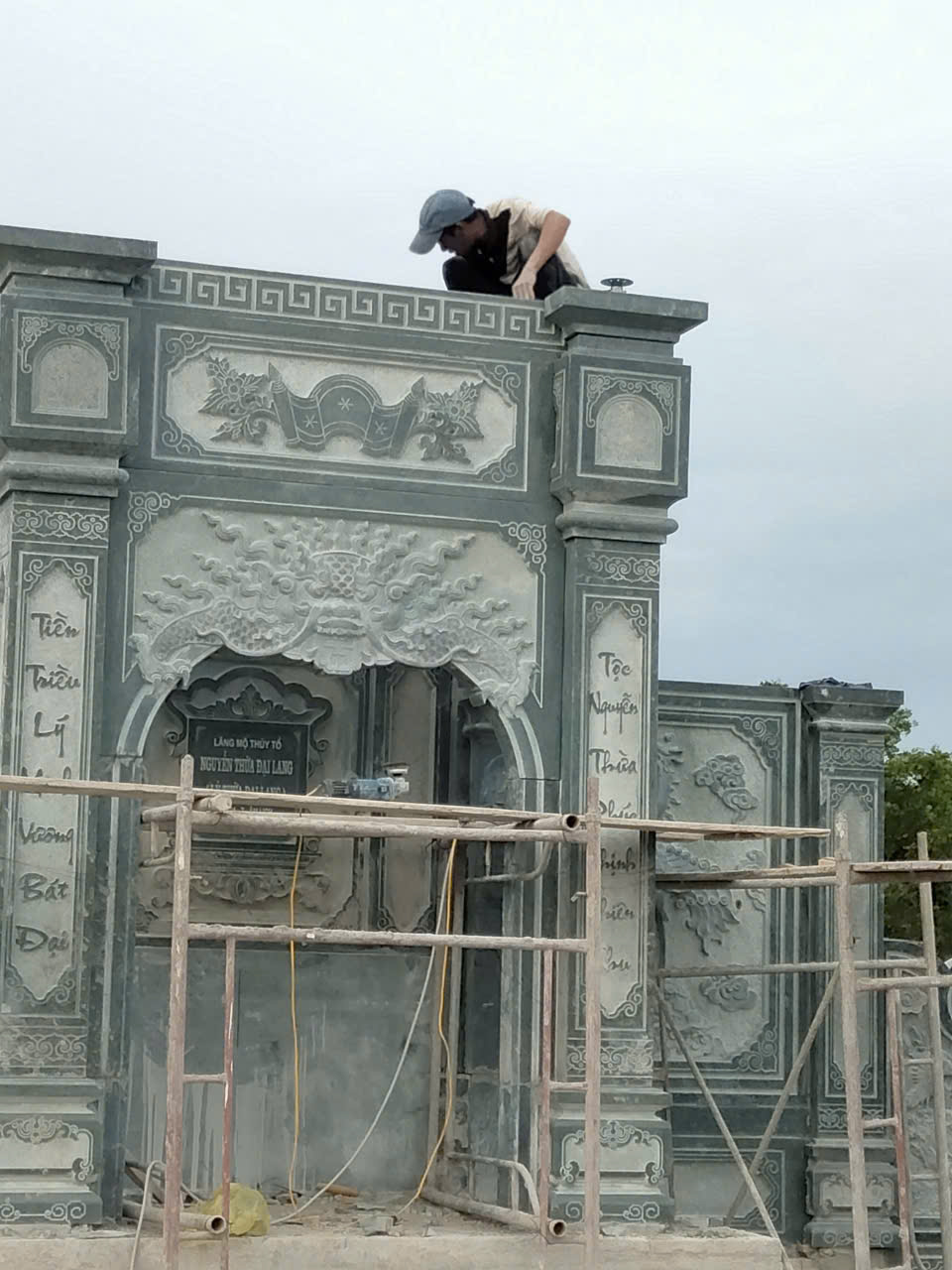 Đặc biệt, những sản phẩm được chạm khắc thủ công thường có giá trị nghệ thuật cao hơn so với sản phẩm sử dụng máy móc để tạo hình hoàn toàn