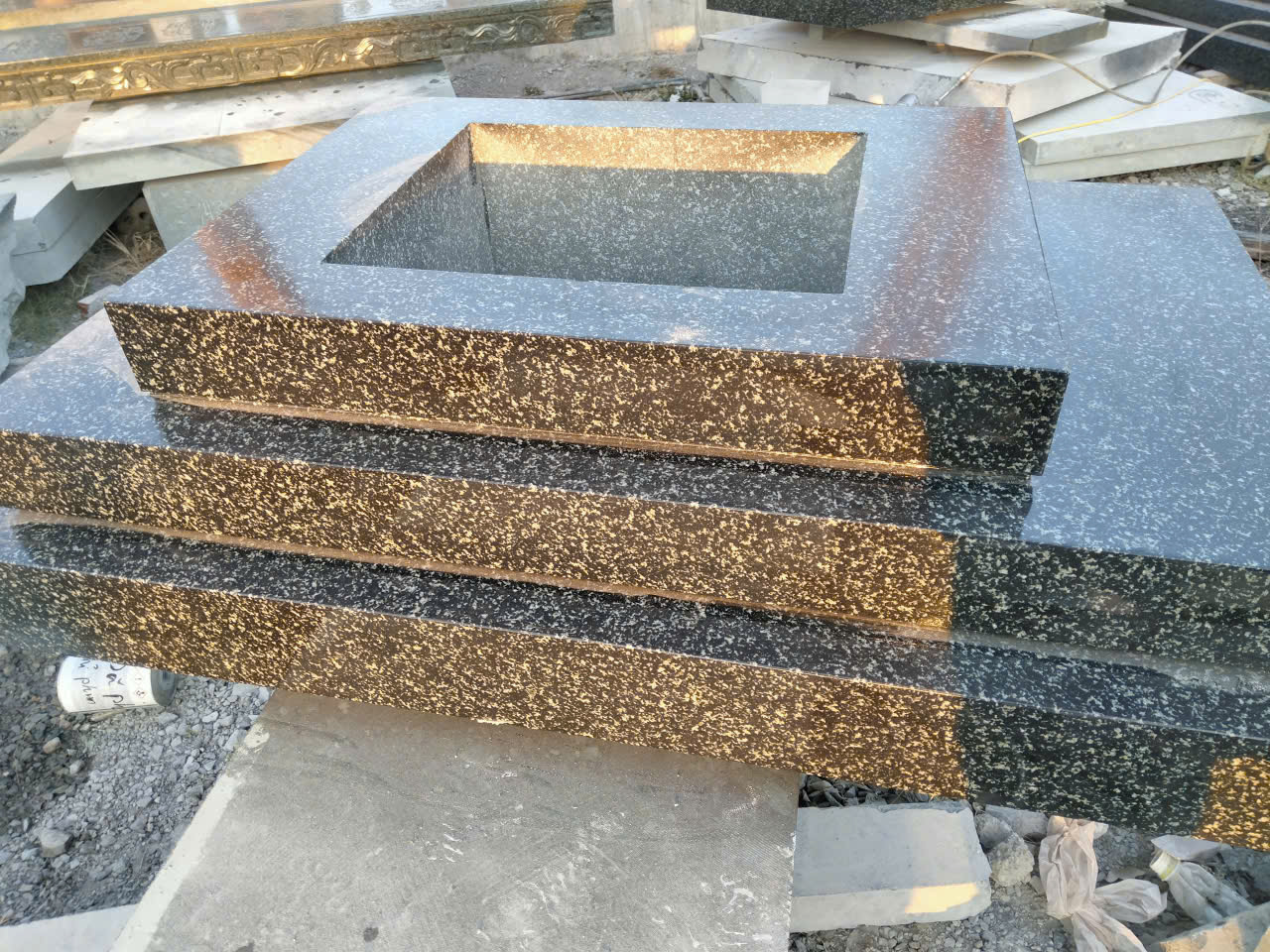 Đá mỹ nghệ còn có một giá trị đặc biệt mà nhiều vật liệu hiện đại khó thay thế: giá trị văn hóa. Từ lâu, đá đã xuất hiện trong nhiều công trình tín ngưỡng, kiến trúc và đời sống của người Việt