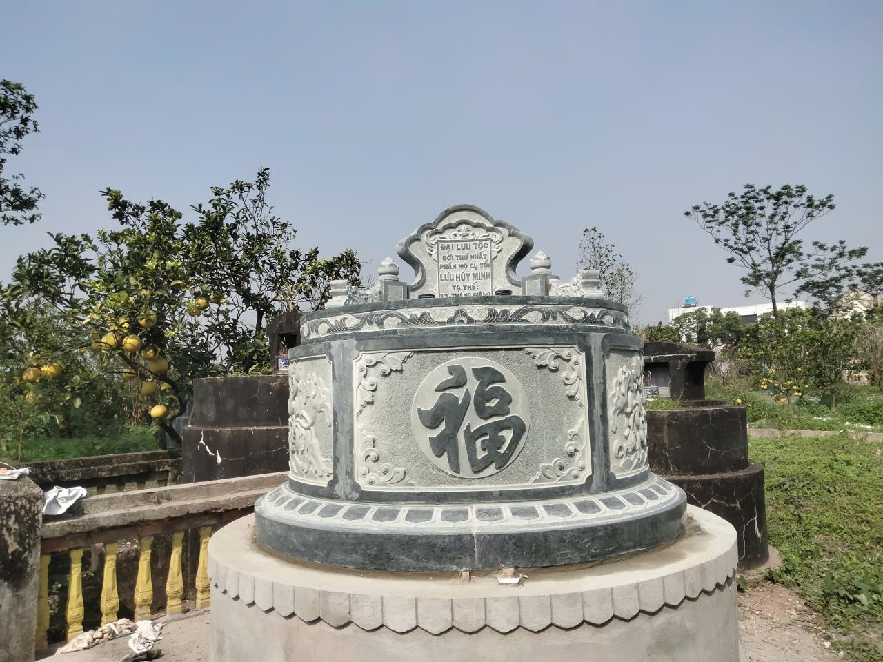 Trong văn hóa truyền thống của người Việt, việc xây dựng nơi an nghỉ cho ông bà, cha mẹ và tổ tiên luôn được xem là một việc làm thiêng liêng, thể hiện đạo lý "Uống nước nhớ nguồn"
